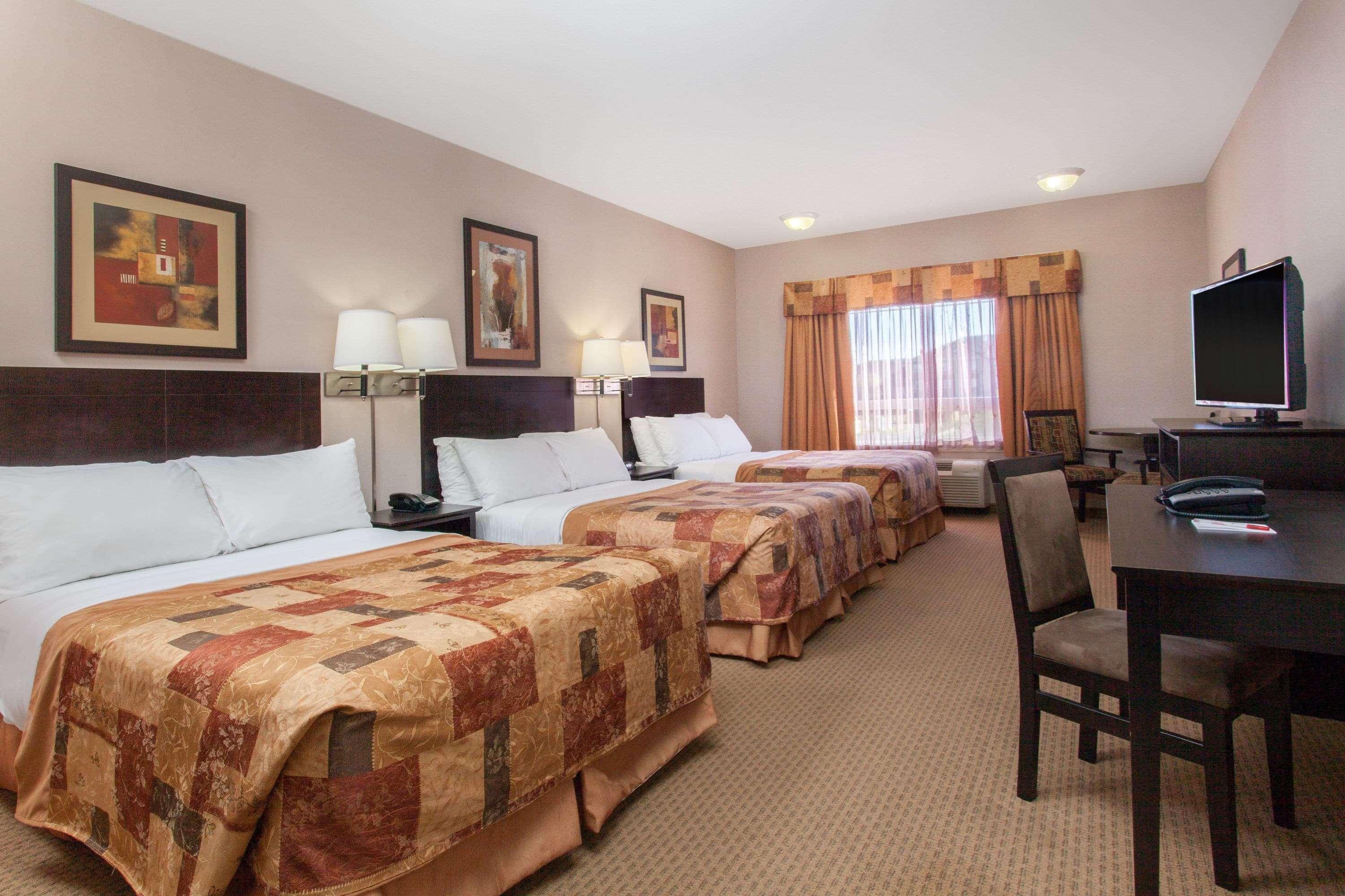 Hotel Ramada By Wyndham Brooks Exterior foto