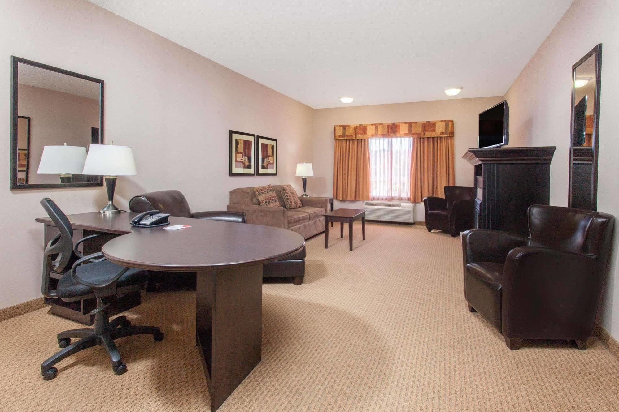 Hotel Ramada By Wyndham Brooks Exterior foto