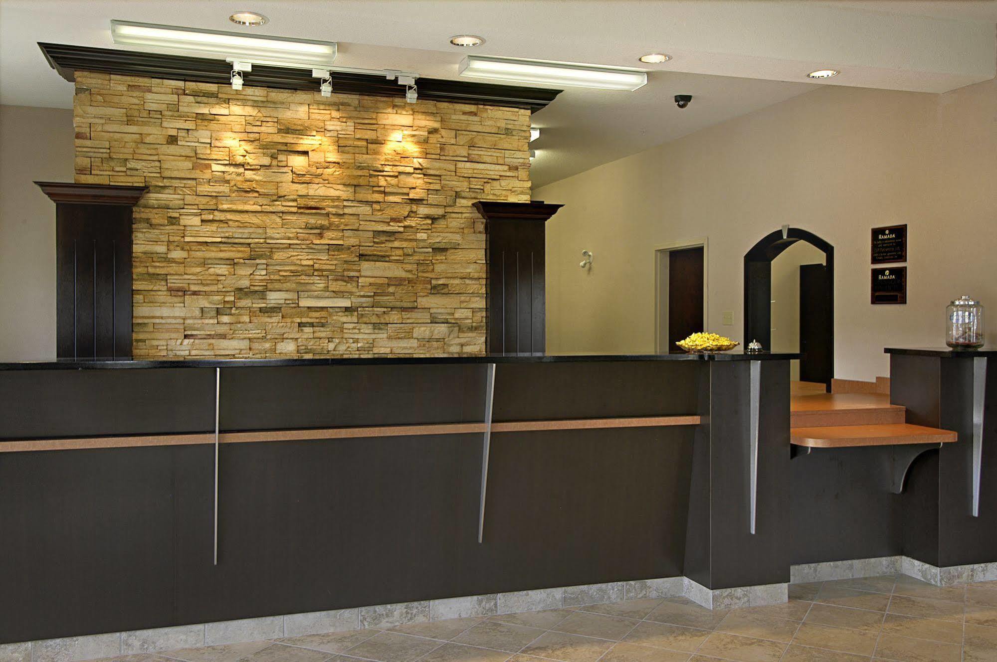 Hotel Ramada By Wyndham Brooks Exterior foto